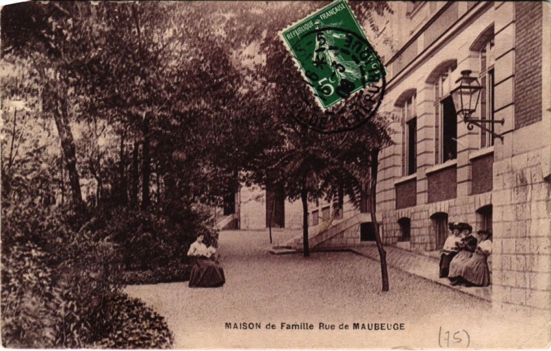 Carte postale ancienne Paris 9e maison de Famille Rue de Maubeuge à Paris 9e