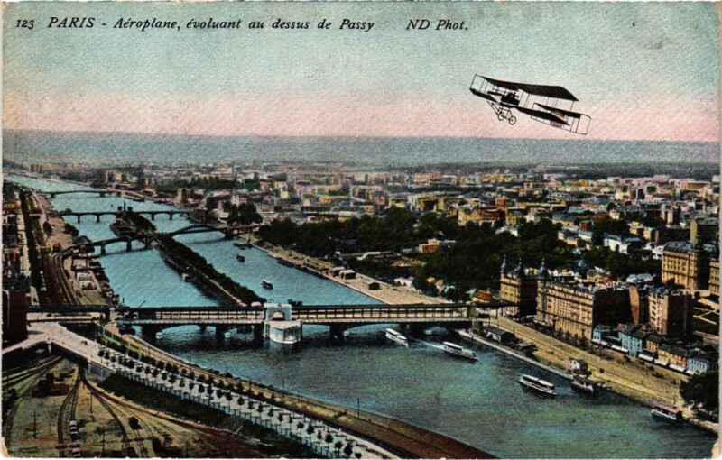 Carte postale ancienne Aéroplane, évoluant au dessus de Passy à Paris 7e