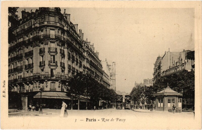 Carte postale ancienne Rue de Passy à Paris 16e