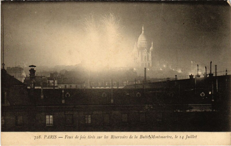 Carte postale ancienne Feux de joie tirés sur les Réservoirs de la Butte Montmartre le 14 Juillet à Paris 9e