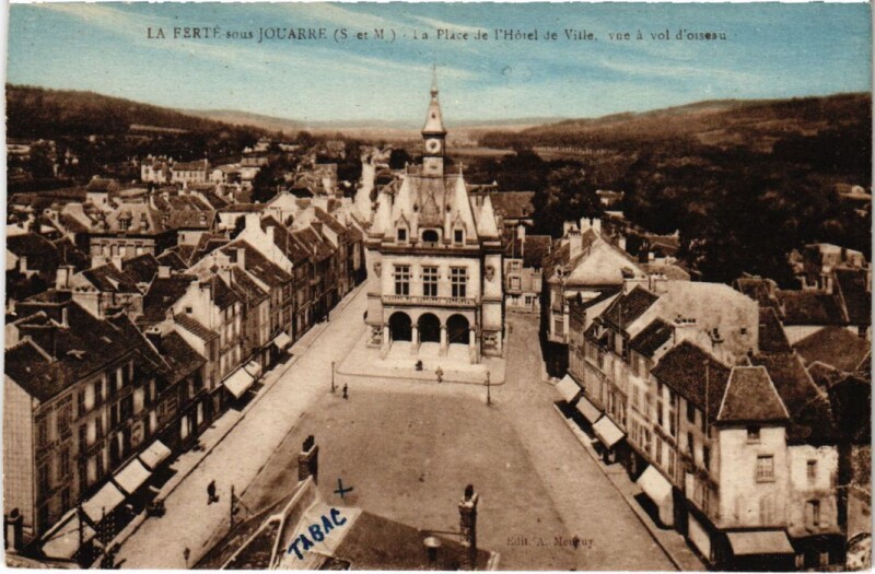 Carte postale ancienne La Ferte sous Jouarre Place de la Hotel de Ville à Jouarre