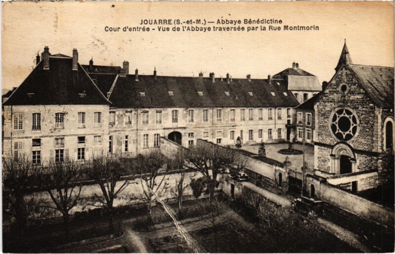 Carte postale ancienne La Ferte sous Jouarre Abbaye Benedictine, cour entree à Jouarre