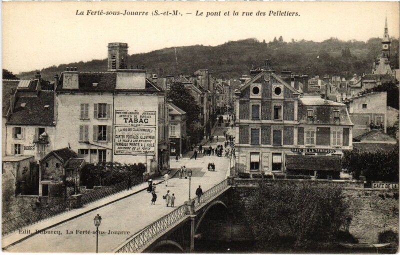 Carte postale ancienne La Ferte sous Jouarre Pont et la rue des Pelletiers à Jouarre