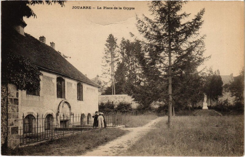 Carte postale ancienne La Ferte sous Jouarre Place de la Crypte à Jouarre
