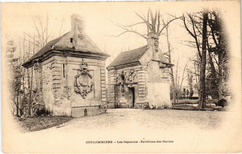 Carte postale ancienne Coulommiers Les Capucins Pavillons des Gardes à Coulommiers