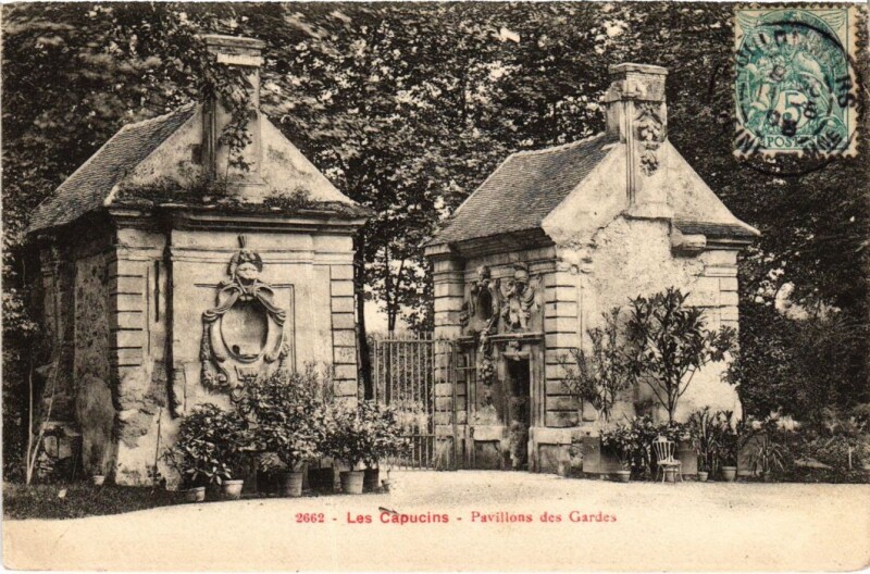 Carte postale ancienne Coulommiers Les Capucins Pavillons des Gardes à Coulommiers