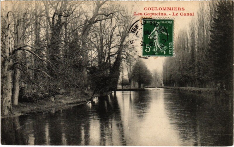 Carte postale ancienne Coulommiers Les Capucins Le Canal à Coulommiers