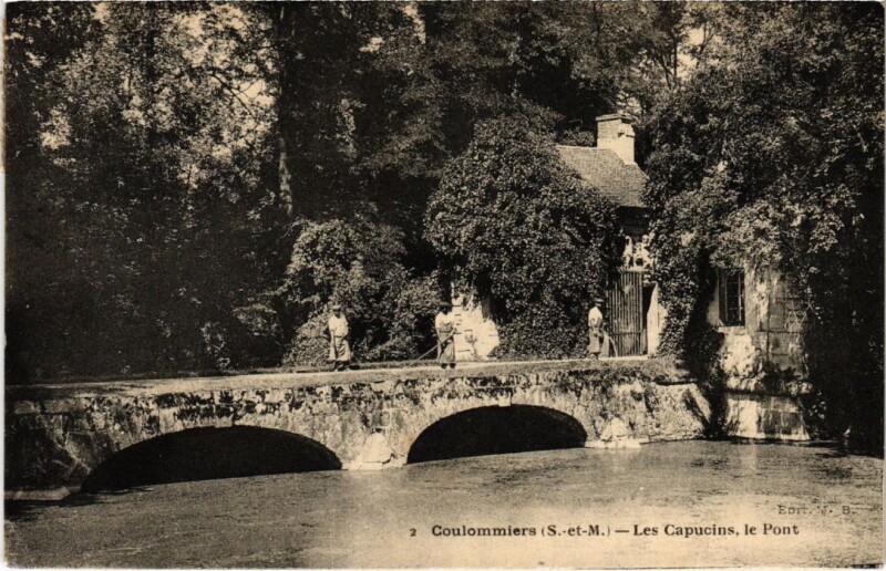 Carte postale ancienne Coulommiers Les Capucins le Pont à Coulommiers