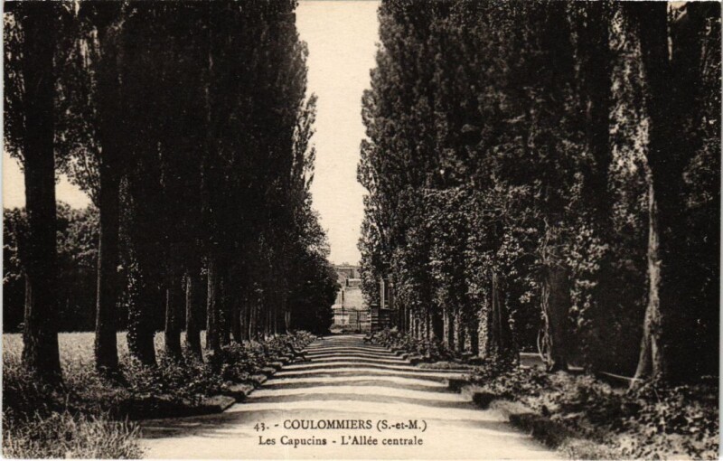 Carte postale ancienne Coulommiers Les Capucins Allee centrale à Coulommiers