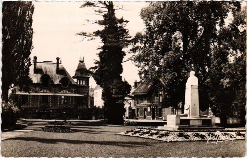 Carte postale ancienne Coulommiers Les Capucins Pavillon et Monument A. Leblanc à Coulommiers