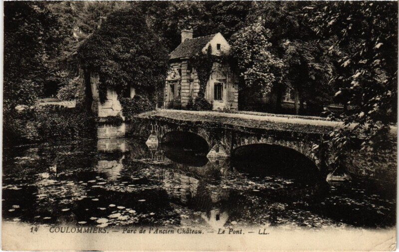Carte postale ancienne Coulommiers Parc de l'Ancien Chateau le Pont à Coulommiers