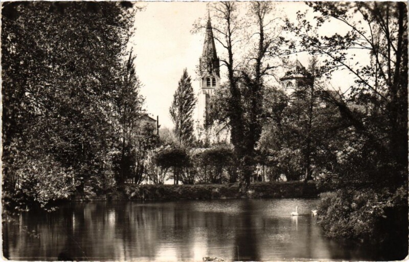 Carte postale ancienne Coulommiers Eglise et le Grand Morin à Coulommiers