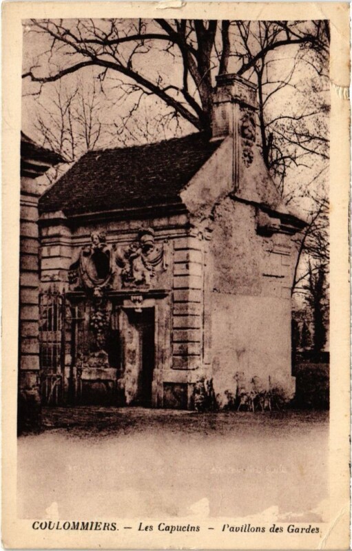 Carte postale ancienne Coulommiers Les Capucins Pavillons des Gardes à Coulommiers