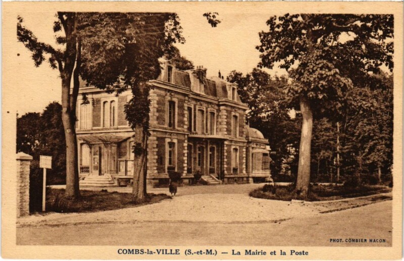 Carte postale ancienne Combs la Ville La Mairie et la Poste à Combs-la-Ville