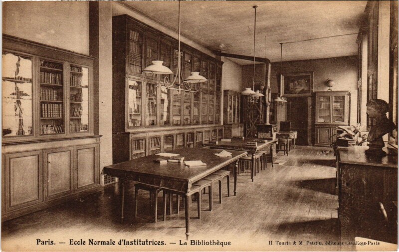 Carte postale ancienne Ecole Normale d'Institutrices - La Bibliothèque à Paris 17e