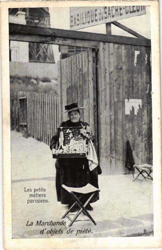 Carte postale ancienne Les petits métiers parisiens - La Marchande d'objets de piété à Paris 18e
