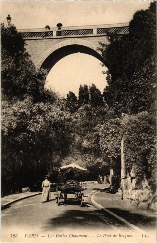 Carte postale ancienne Les Buttes Chaumont - Le Pont de Briques à Paris 19e