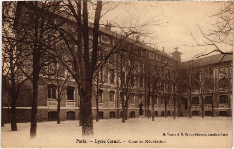 Carte postale ancienne Lycée Carnot - Cour de Récréation à Paris 17e