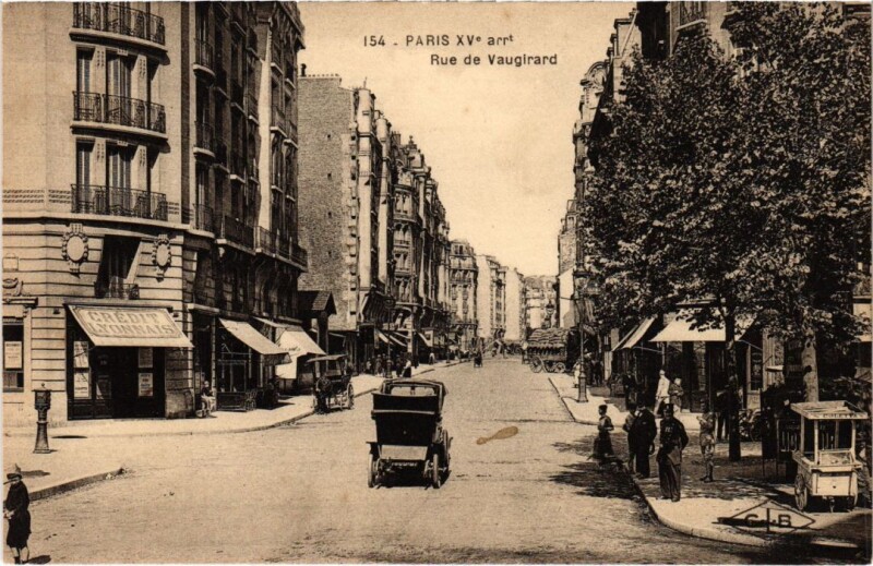 Carte postale ancienne Rue de Vaugirard à Paris 15e