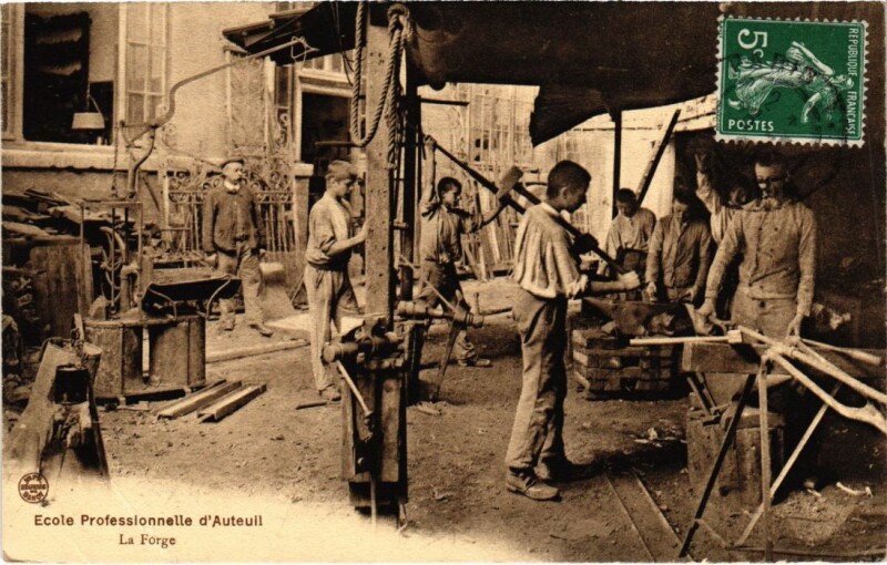 Carte postale ancienne Ecole Professionnelle d'Auteuil - La forge à Paris 16e