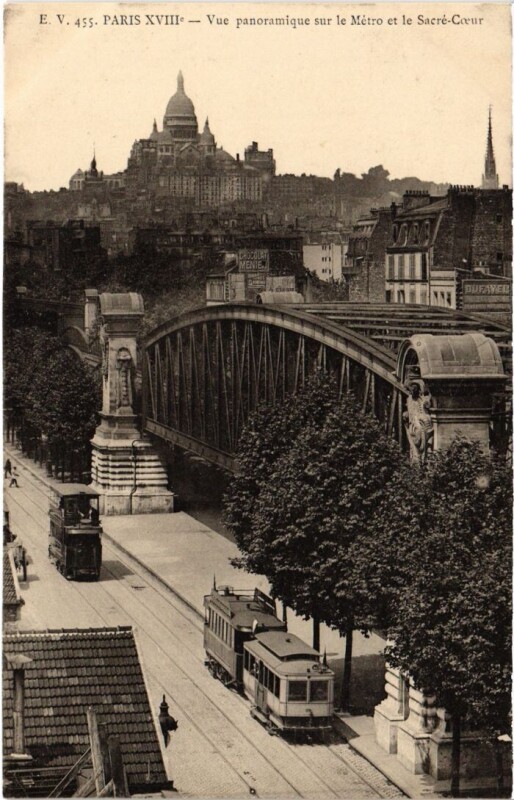 Carte postale ancienne Vue panoramique sur le Métro et le Sacré-Coeur à Paris 10e