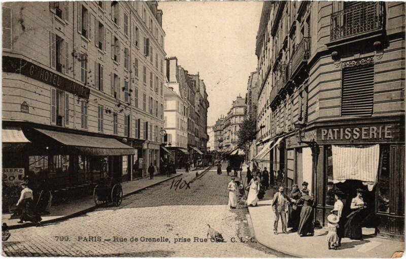 Carte postale ancienne Rue de Grenelle, prise rue Cler à Paris 7e