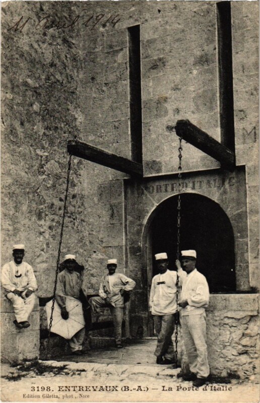 Carte postale ancienne Entrevaux La Porte d'Italie à Entrevaux