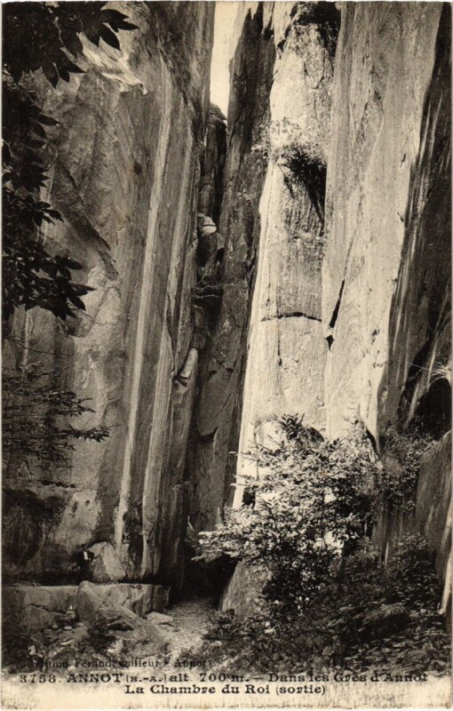 Carte postale ancienne Annot Dans les Gres d'Annot La Chambre du Roi à Annot