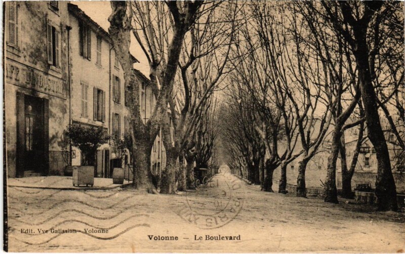 Carte postale ancienne Volonne Le Boulevard à Volonne