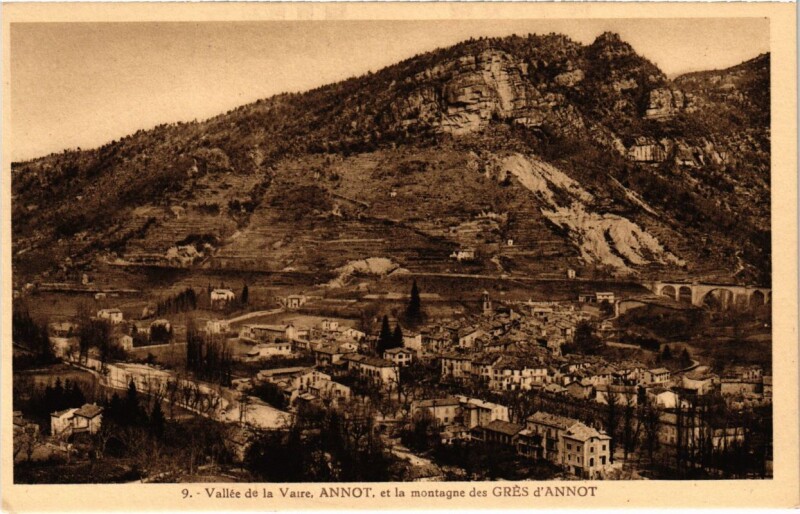 Carte postale ancienne Vallee du Var Annot et la montagne des Gres d'Annot à Annot