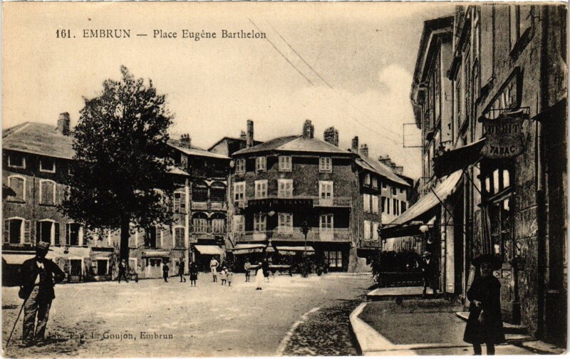 Carte postale ancienne Embrun - Place Eugéne Barthelon à Embrun