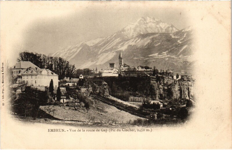 Carte postale ancienne Embrun - Vue de la route de Gap à Embrun