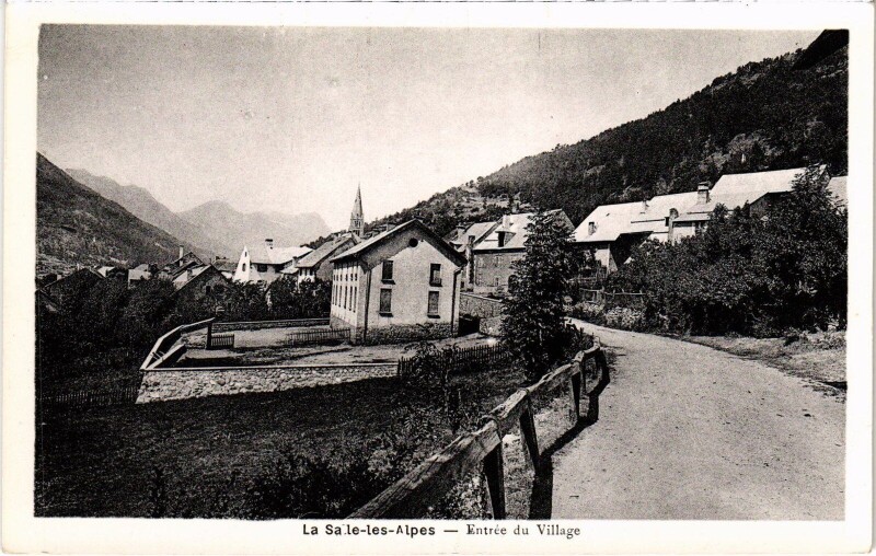 Carte postale ancienne La Saile-les-Alpes - Entrée du Village