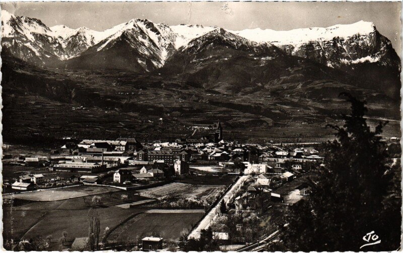 Carte postale ancienne Embrun - Dans le Fond - Les Grottes Baratier à Embrun