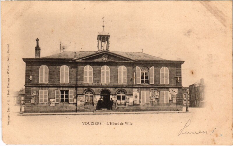 Carte postale ancienne Vouziers - L'Hotel de Ville à Vouziers