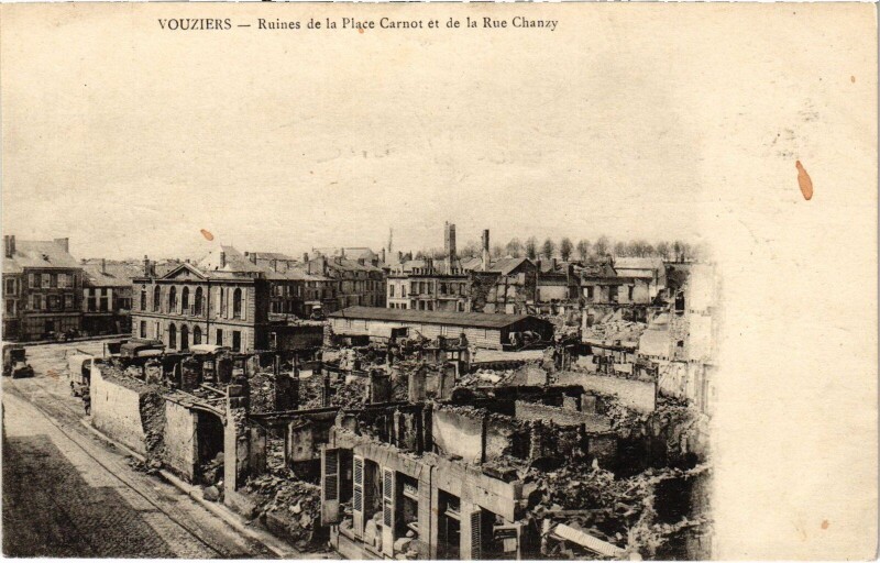 Carte postale ancienne Vouziers - Ruines de la Place Carnot et de la Rue Chanzy à Vouziers