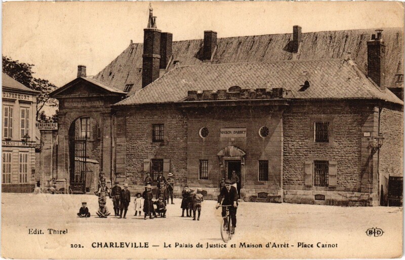 Carte postale ancienne Charleville Le Palais de Justice et Maison d'Arrét Place Carnot