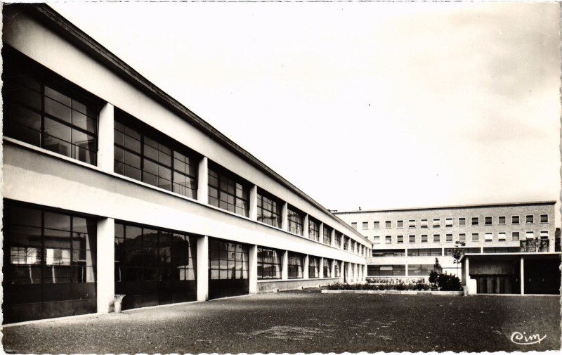 Carte postale ancienne Carignan - Groupe Scolaire à Carignan