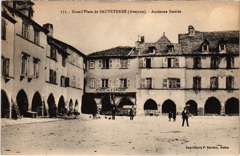 Carte postale ancienne Grand'Place de Sauveterre - Ancienne Bastide