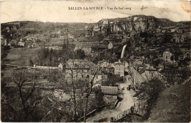 Carte postale ancienne Salles-la-Source - Vue du faubourg à Salles-la-Source
