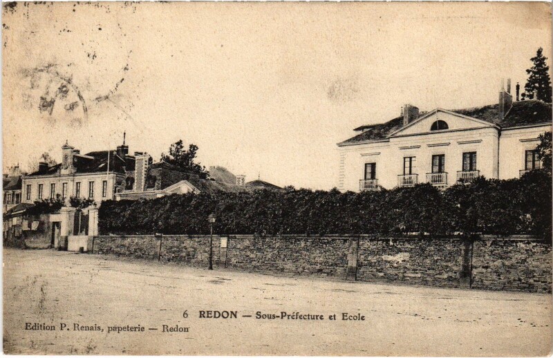 Carte postale ancienne Redon - Sous-Préfecture et Ecole à Redon