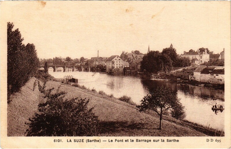 Carte postale ancienne La Suze - Le Pont et le Barrage sur la Sarthe