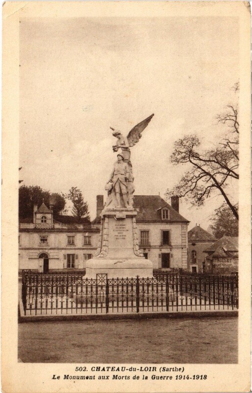 Carte postale ancienne Chateau-du-Loir - Le Monument aux Morts de la Guerre