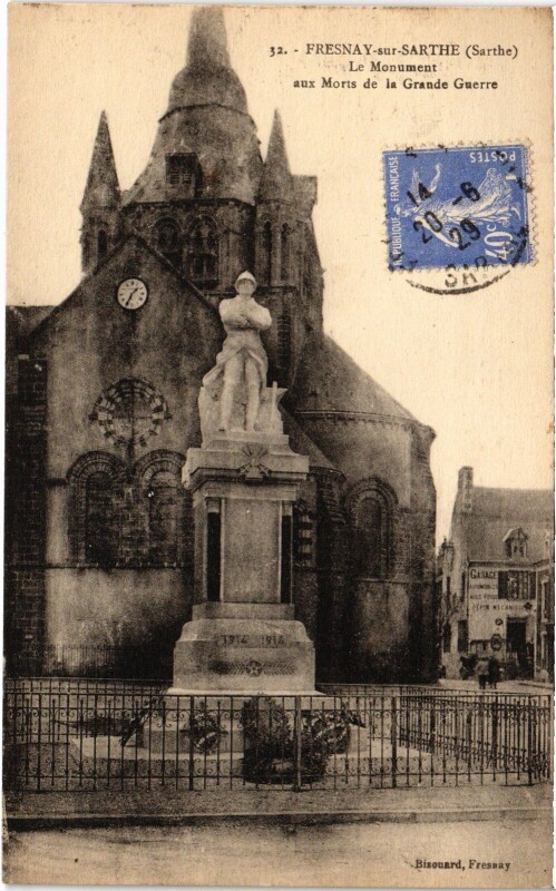 Carte postale ancienne Fresnay-sur-Sarthe - Le monument aux Morts de la Grande Guerre à Fresnay-sur-Sarthe