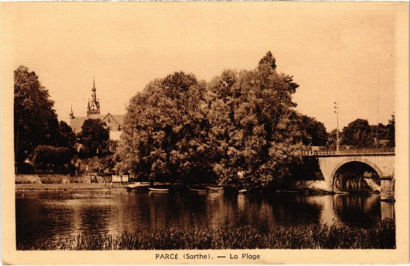 Carte postale ancienne Parcé - La Plage