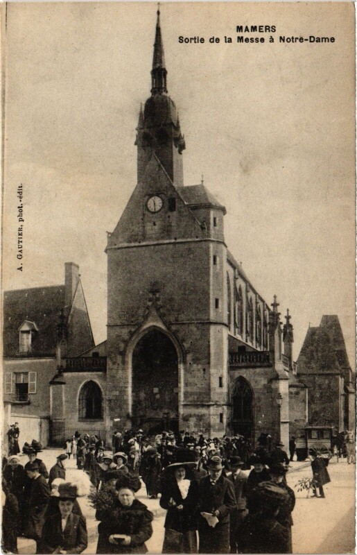 Carte postale ancienne Mamers - Sortie de la Messe a Notre-Dame à Mamers