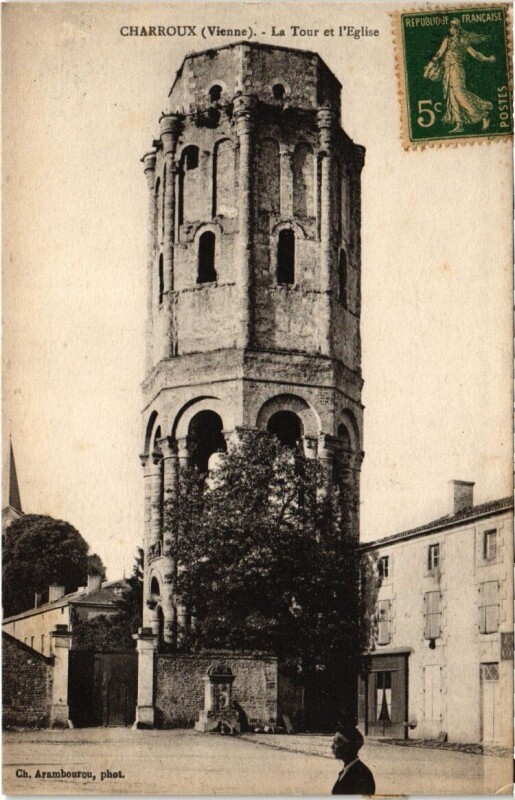 Carte postale ancienne Charroux - La Tour et l'Eglise à Charroux