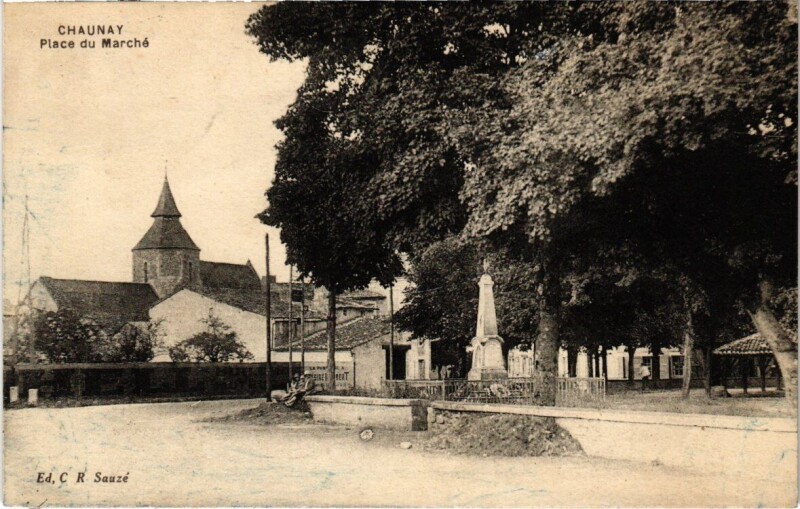 Carte postale ancienne Chaunay - Place du Marché à Chaunay