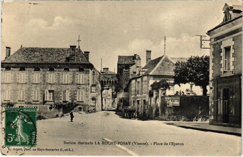 Carte postale ancienne Station thermale de la Roche-Posay - Place de l'eperon à La Roche-Posay