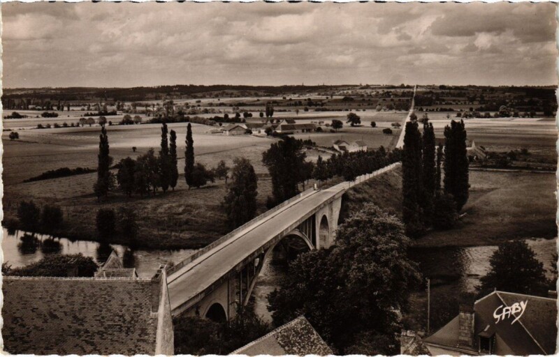 Carte postale ancienne La Roche Posay - Route de Preuilly et le Pont à La Roche-Posay